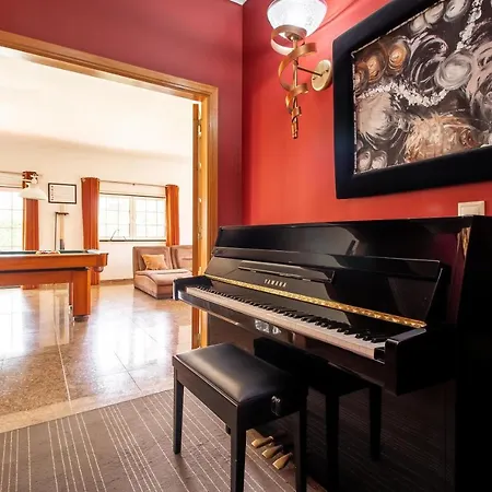 Aroeira Sleeps 10 With Pool Вилла